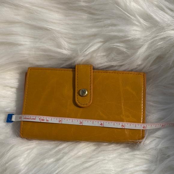 NWOTs Elegant Honey colored HOBO Brand Leather Wallet for Women - Picture 7 of 8